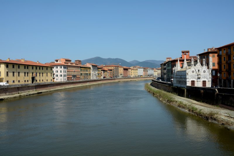 onourwaybacktothetrainstationwepasssantamariadellaspinaparkedonthebanksofthearno.jpg